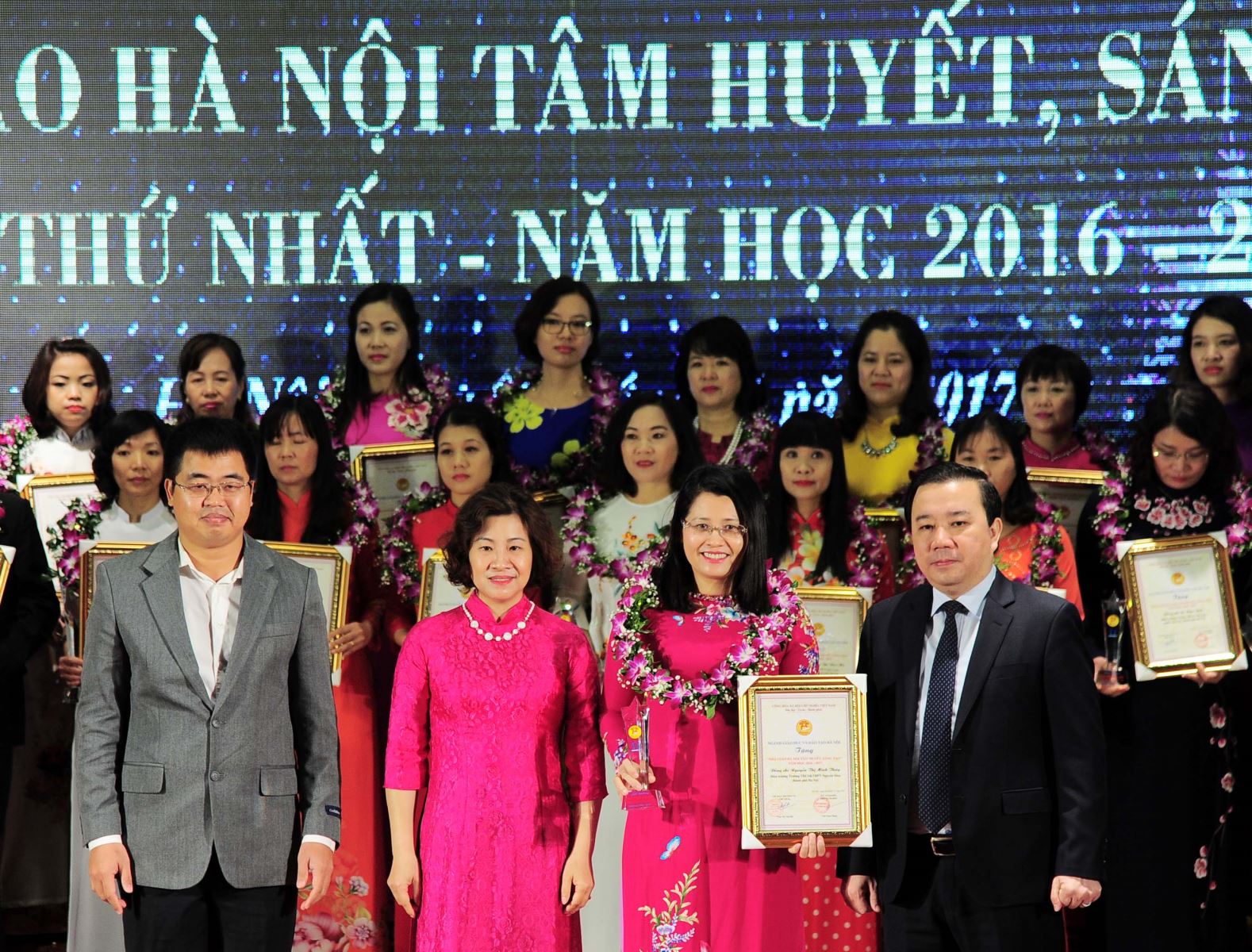Hiệu trưởng Minh Thúy nhận giải thưởng "Nhà giáo Hà Nội tâm huyết, sáng tạo"