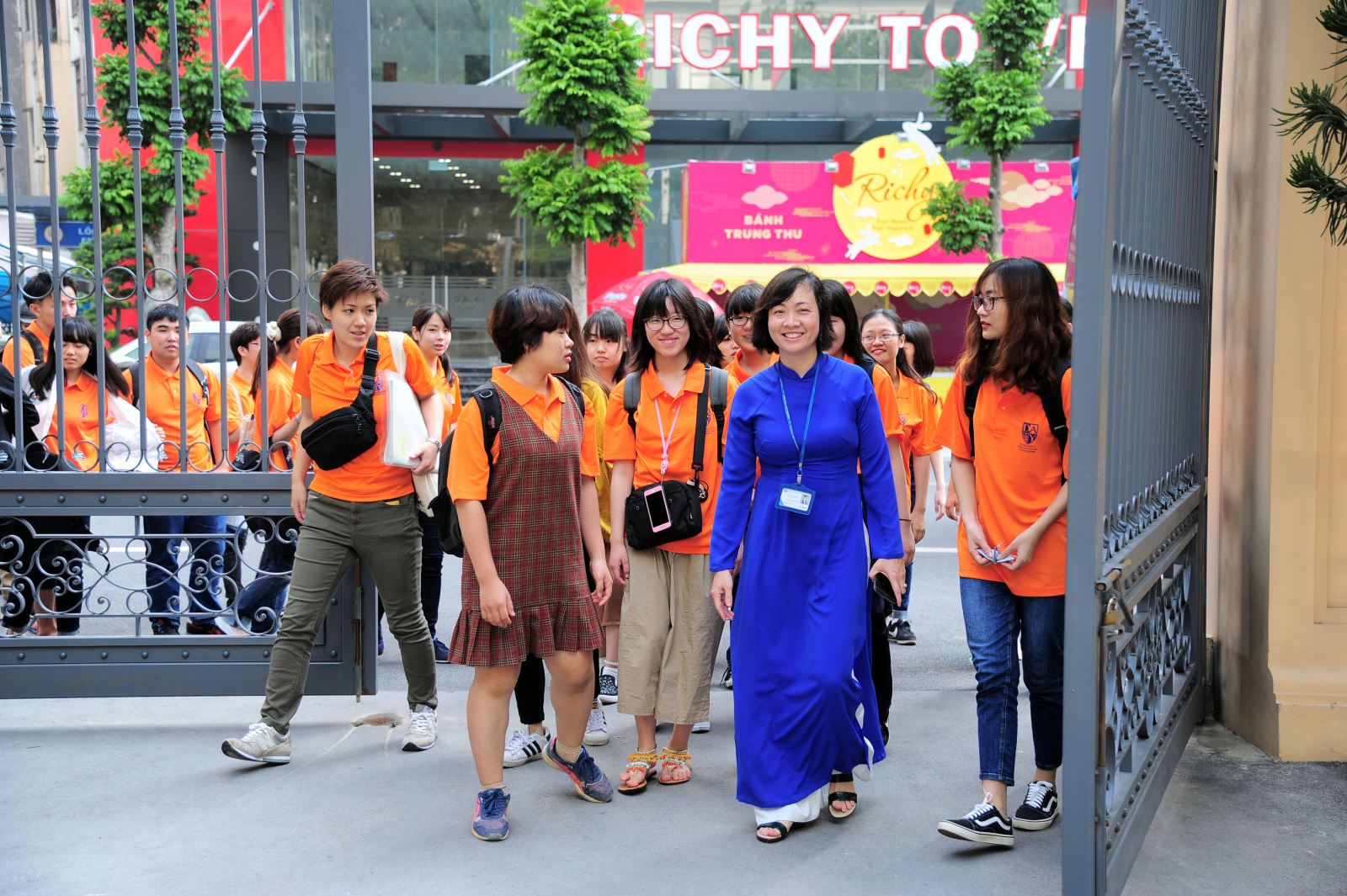 Đoàn sinh viên Nhật Bản giao lưu cùng học sinh lớp 4 Nguyễn Siêu