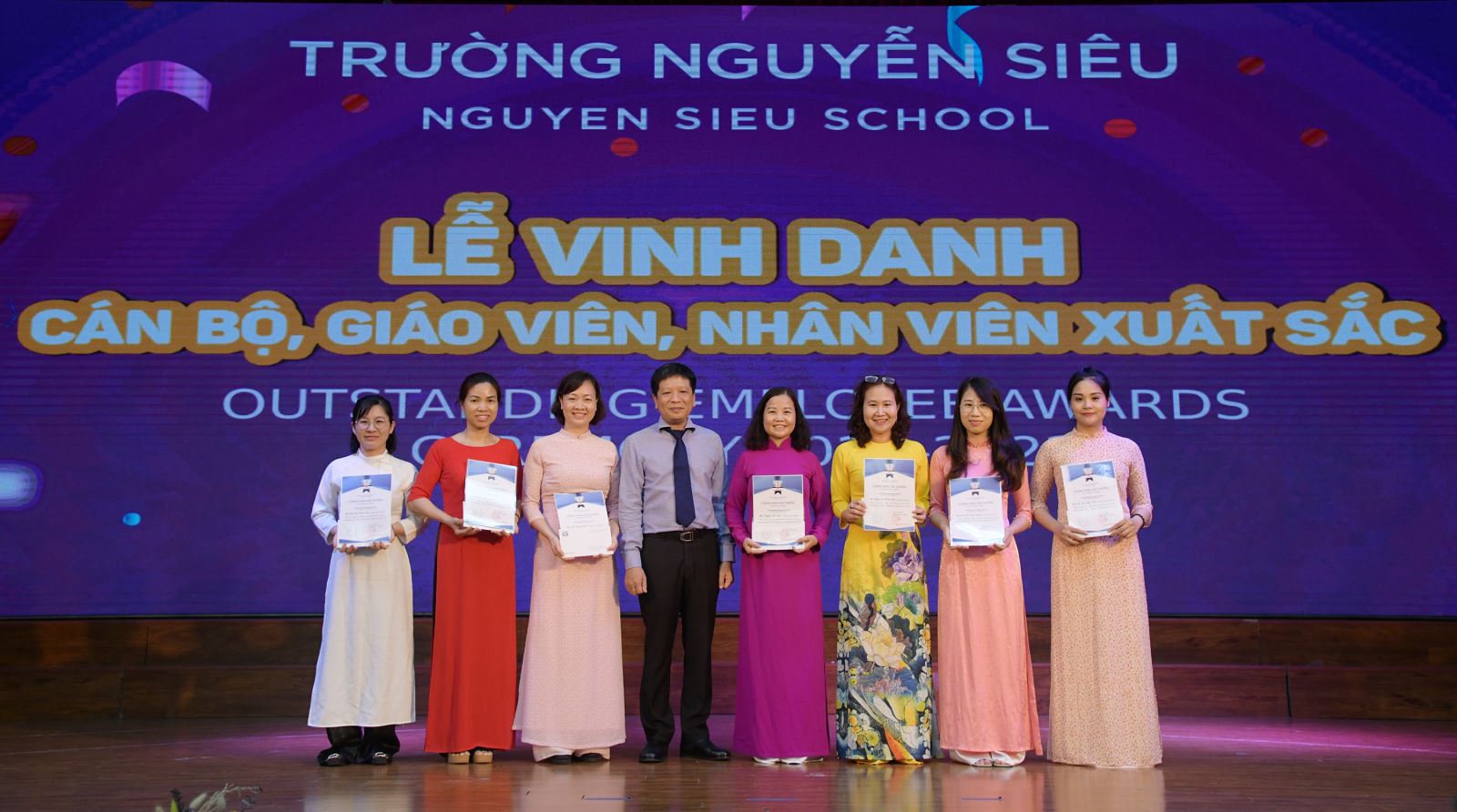 Lễ vinh danh giáo viên, nhân viên xuất sắc trường Tiểu học Nguyễn Siêu 2021-2022