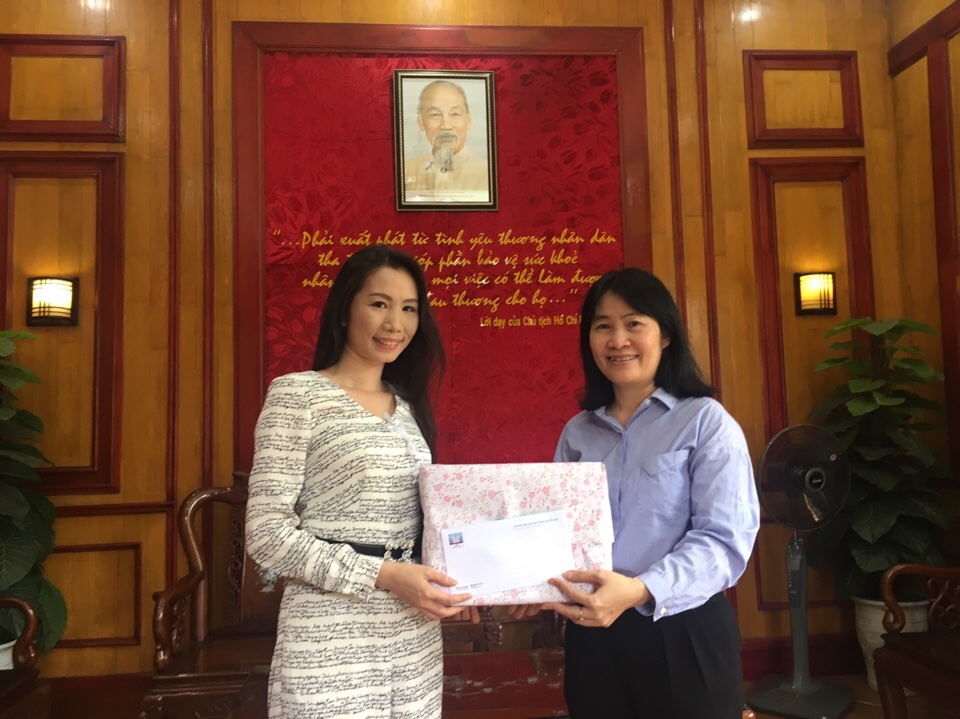 Nhà trường hỗ trợ khẩu trang y tế cho người Việt khó khăn ở nước ngoài