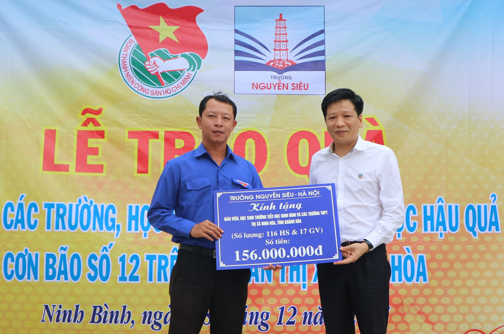 Trường Nguyễn Siêu hỗ trợ hơn 317 triệu đồng khắc phục hậu quả bão số 12