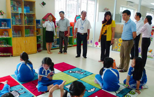 Đoàn kiểm tra thăm Thư viện Tiểu học Nguyễn Siêu