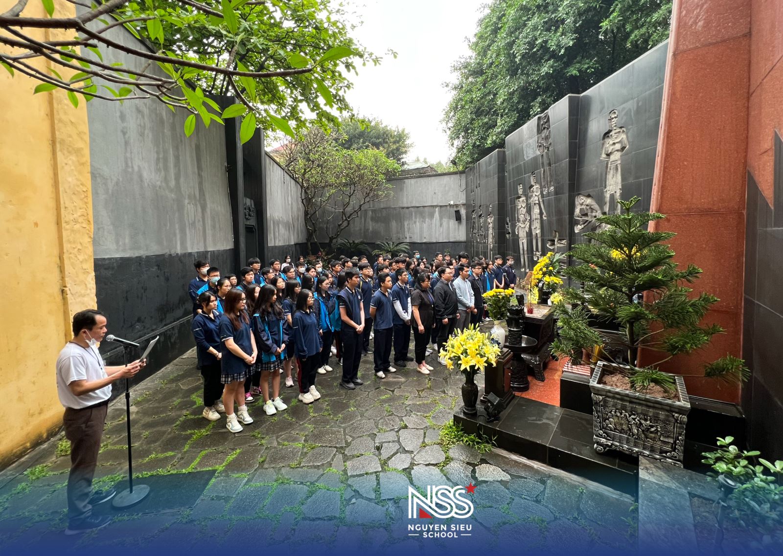 Đoàn học sinh lớp 11 trường THPT Nguyễn Siêu làm lễ dâng hương tri ân các anh hùng, liệt sĩ Nhà tù Hoả Lò tại khu tưởng niệm