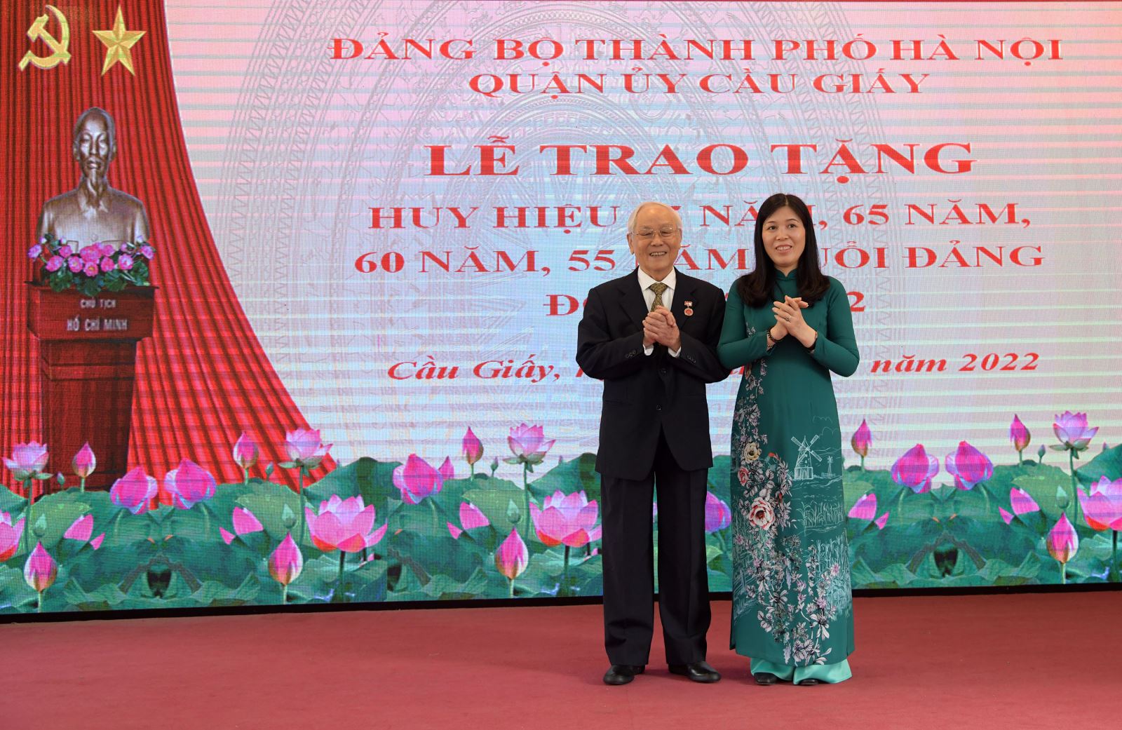 Đại tá, NGƯT Nguyễn Trọng Vĩnh được trao tặng Huy hiệu 65 năm tuổi Đảng