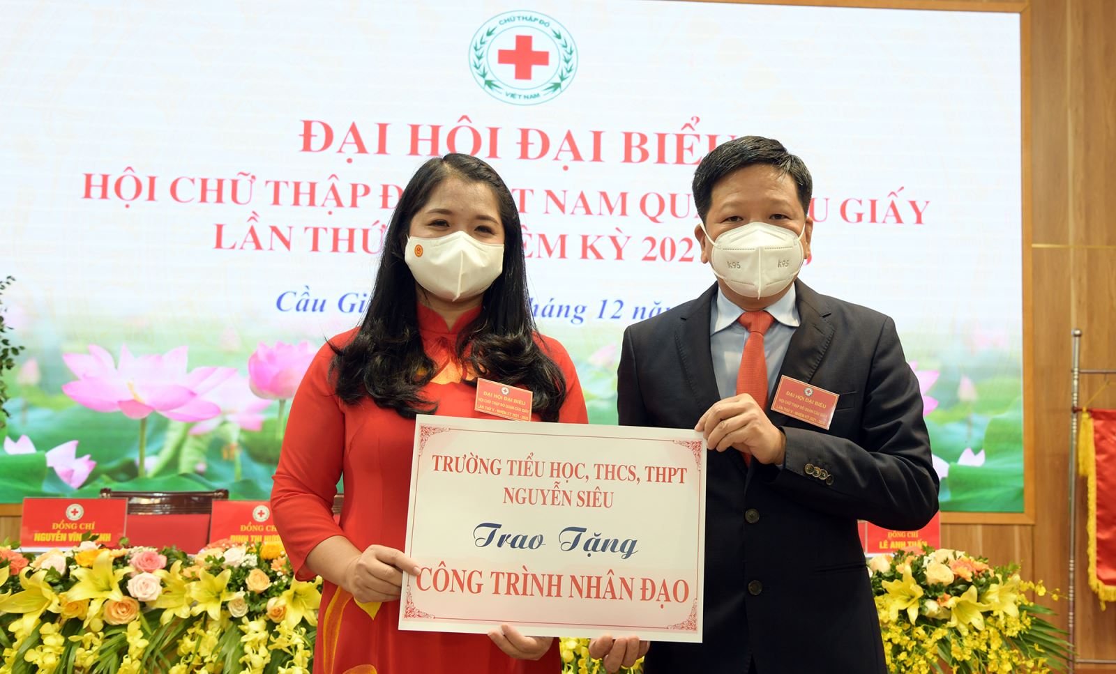 Trường Nguyễn Siêu tặng công trình nhân đạo cho Hội Chữ thập đỏ quận Cầu Giấy
