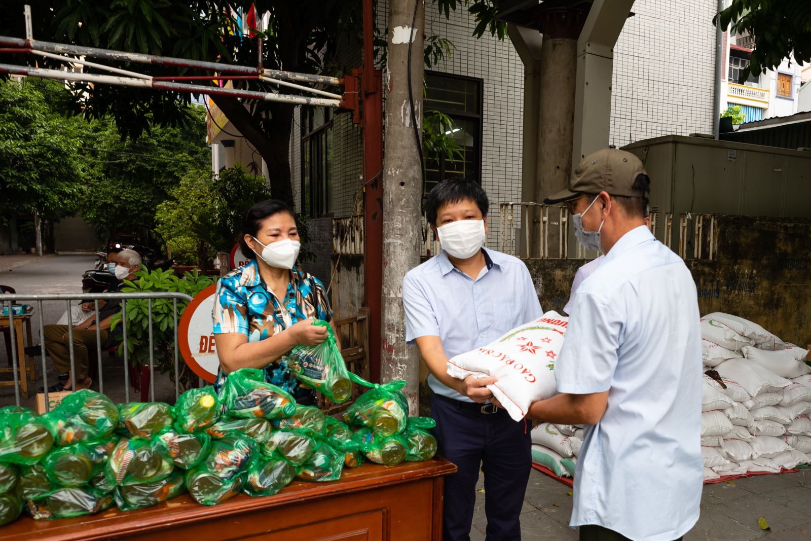 Trường Nguyễn Siêu hỗ trợ 150 suất quà cho gia đình khó khăn tại Phường Yên Hoà