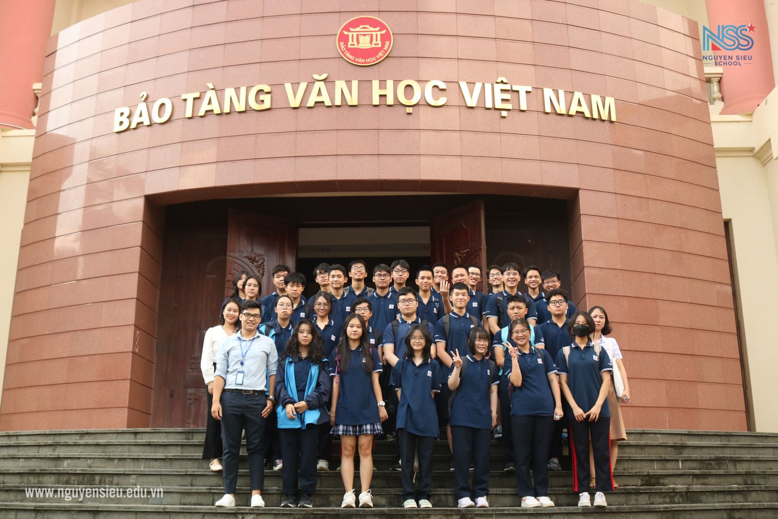 Cùng học sinh khối 11 đi thăm bảo tàng Văn học Việt Nam