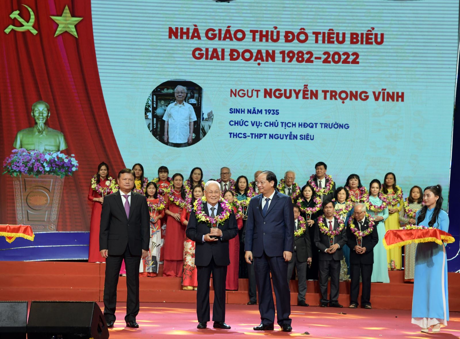 NGƯT Nguyễn Trọng Vĩnh nhận Kỷ niệm chương nhà giáo tiêu biểu Thủ đô 1982-2022