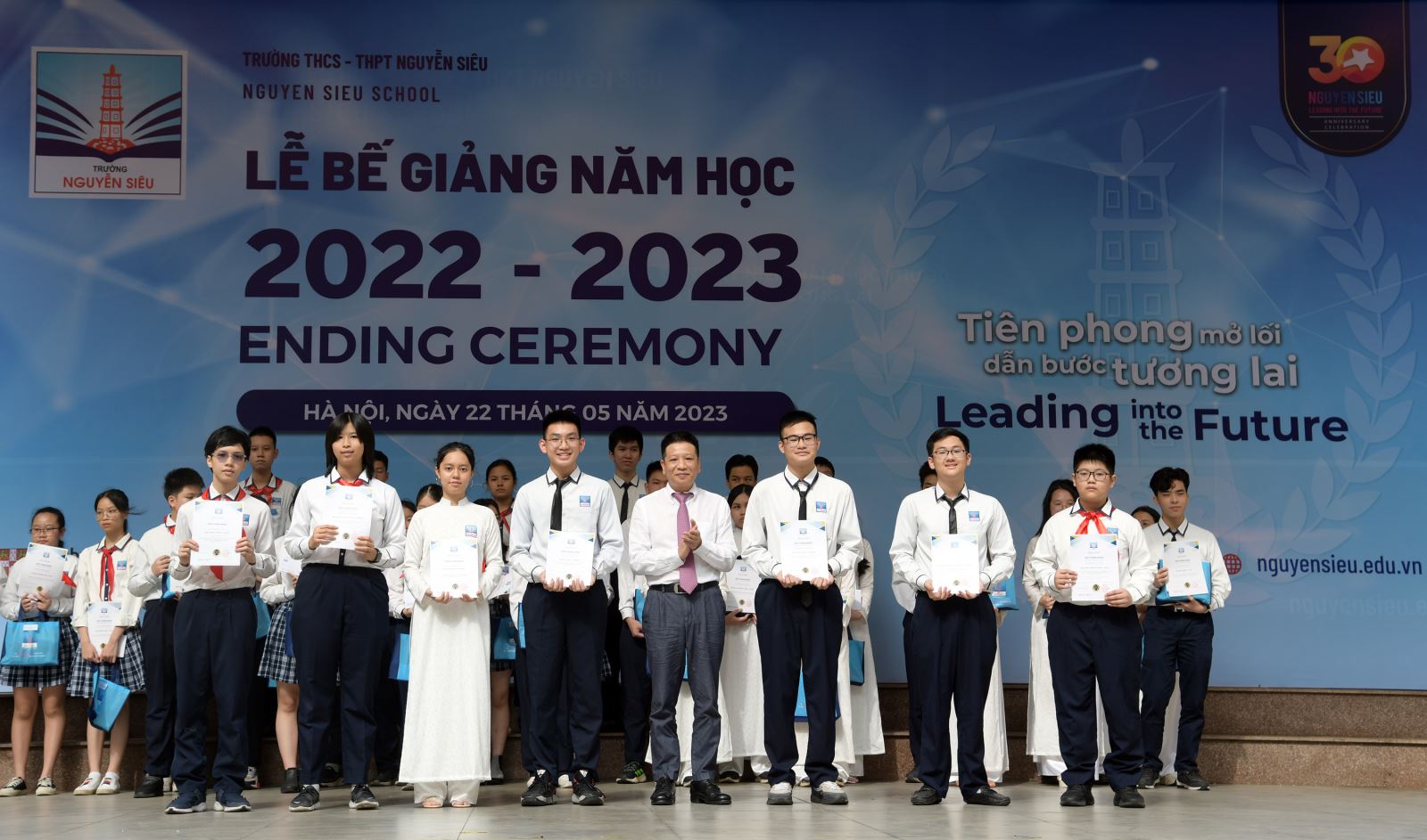 Trường THCS & THPT Nguyễn Siêu tổ chức lễ Bế giảng năm học 2022-2023