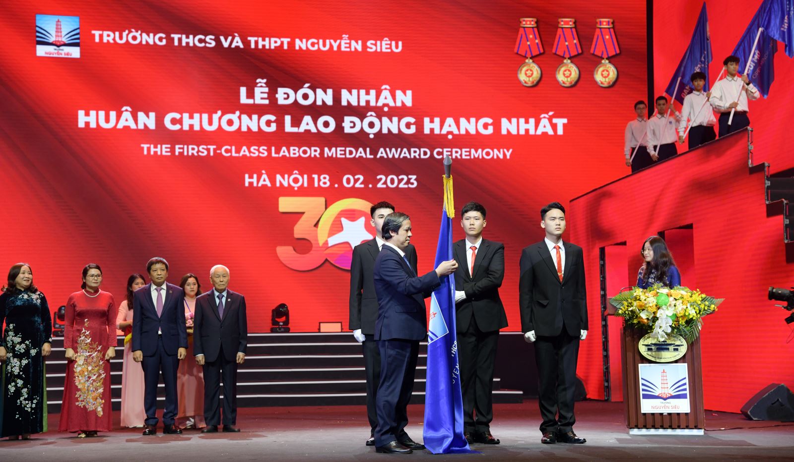 Bộ trưởng Bộ GD-ĐT gắn HC Lao động hạng Nhất và làm việc tại trường Nguyễn Siêu