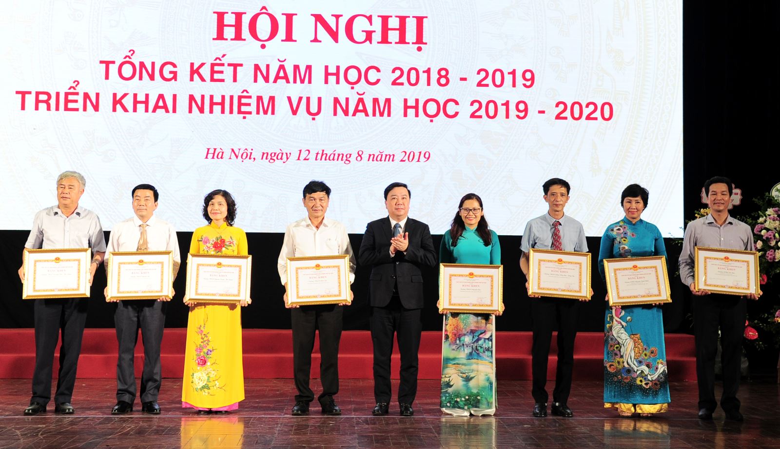 Trường Nguyễn Siêu nhận bằng khen của UBND TP Hà Nội