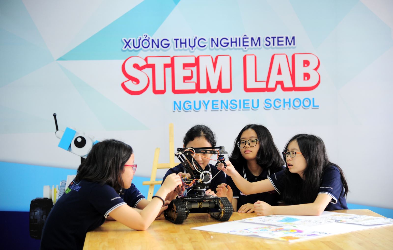 Giờ thực hành lắp ghép Robot của học sinh Nguyễn Siêu trên VTV6