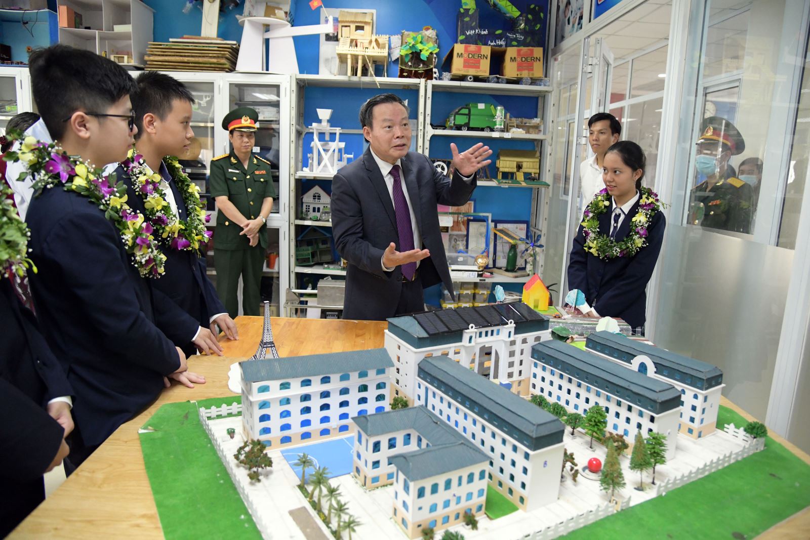 PCT Quốc hội Phùng Quốc Hiển dự lễ Khai giảng 2020-2021 trường Nguyễn Siêu
