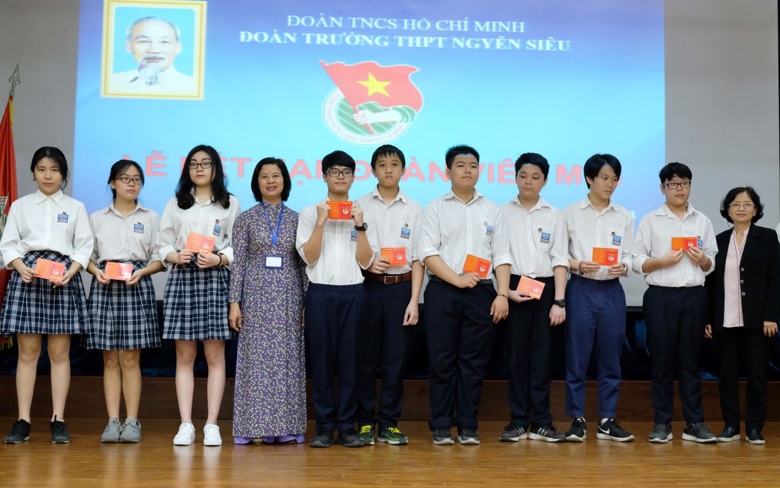 Đoàn TNCS HCM trường Nguyễn Siêu kết nạp 67 Đoàn viên mới