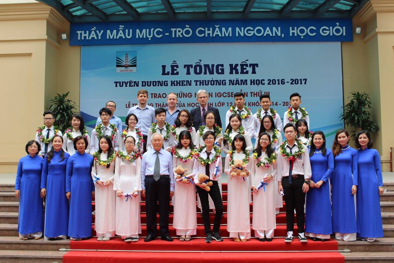 Học sinh Nguyễn Siêu nhận chứng chỉ IGCSE