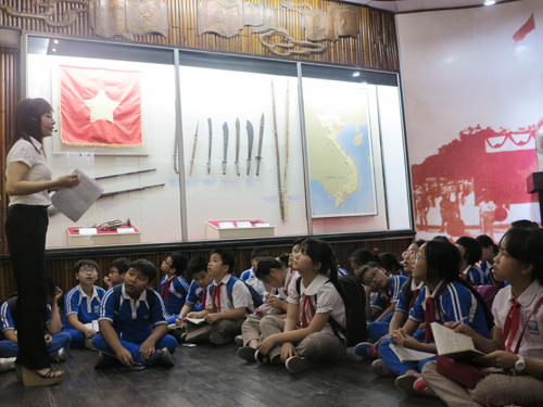 Học sinh nghe kể về lịch sử cách mạng Việt Nam