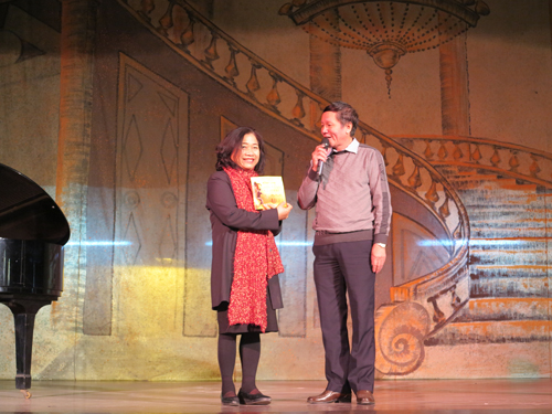 Đại diện Nhà hát Vũ kịch Hà Nội tặng cuốn sách về Nghệ thuật nhạc kịch cho trường Nguyễn Siêu