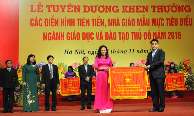 Trường Nguyễn Siêu nhận Cờ Thi Đua của Chính phủ