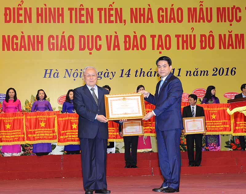 NGƯT Nguyễn Trọng Vĩnh nhận Bằng khen của Thủ tướng Chính phủ