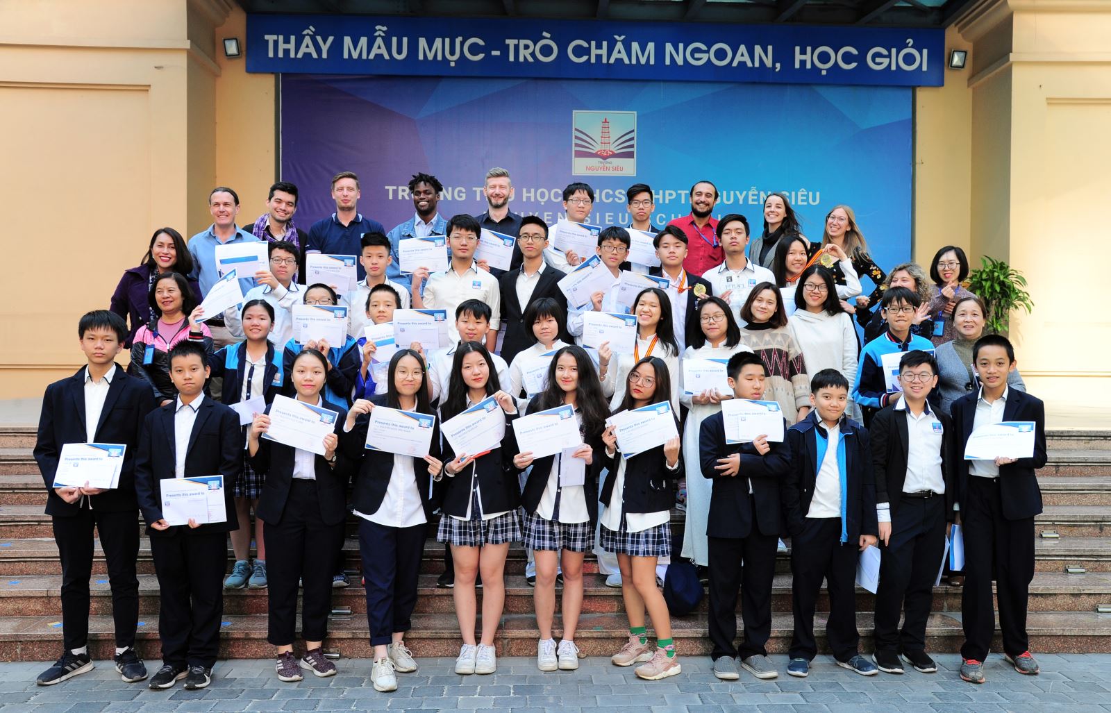 Vinh danh "đội tuyển" vô địch Hanoi Maths Olympiad 2019