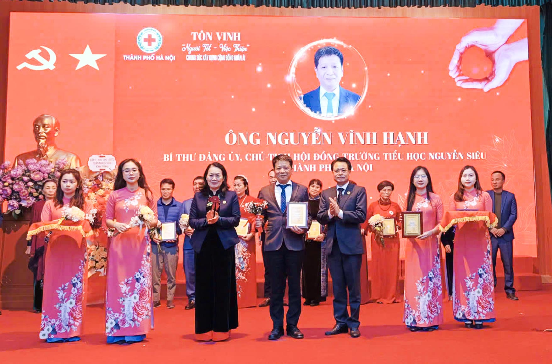   Tiến sĩ Nguyễn Vĩnh Hạnh nhận danh hiệu “Người tốt - Việc thiện” do Hội Chữ Thập đỏ thành phố Hà Nội tổ chức năm 2024