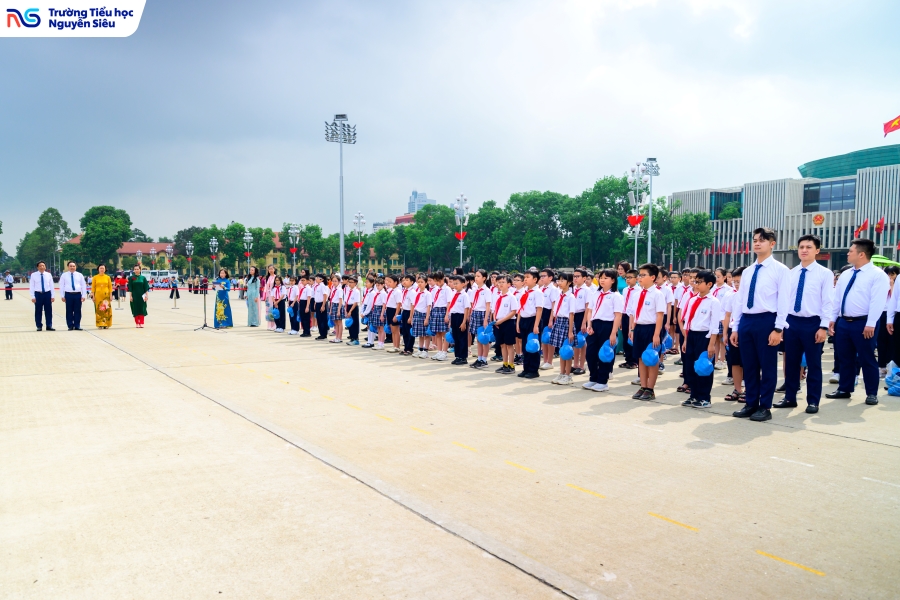 Thầy và trò trường Tiểu học Nguyễn Siêu kính dâng lên Bác lòng tri ân và quyết tâm tiếp tục học tập, rèn luyện, cống hiến